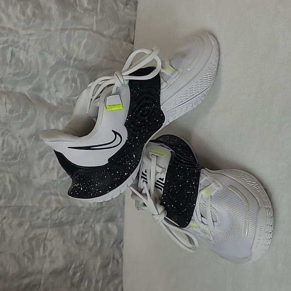 Nike Zoom Kyrie Low 3 Basketball Shoes Size 5 main image 7